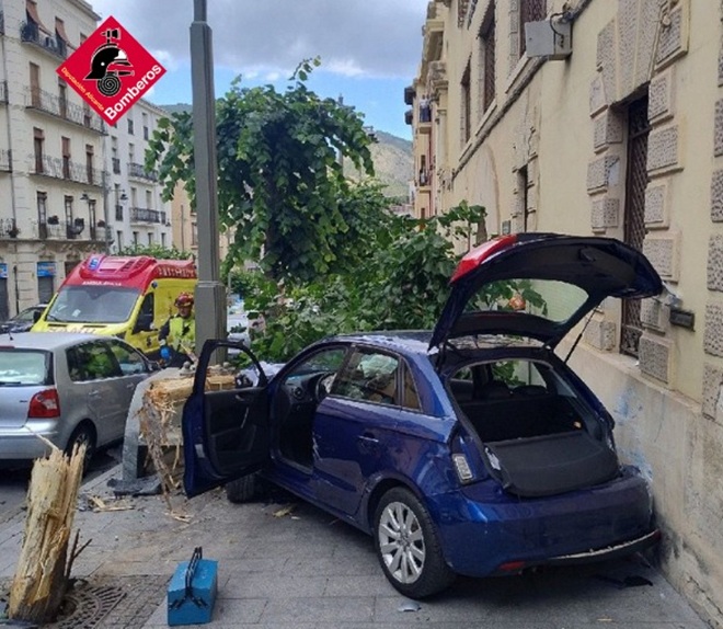 Fallece una mujer tras ser arrollada por un coche en la acera