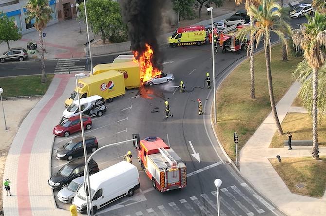 Veh&iacute;culo ardiendo en la glorieta Deportista Sergio Cardell.
