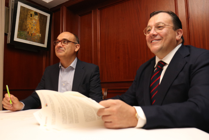 Manuel Palomar (UA) y Antonio Arias (Vectalia), en la firma del convenio.