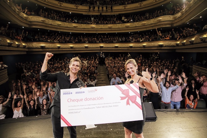 Carlos Baute y la Dra. Paula Giménez, en el Teatro Principal de Alicante.