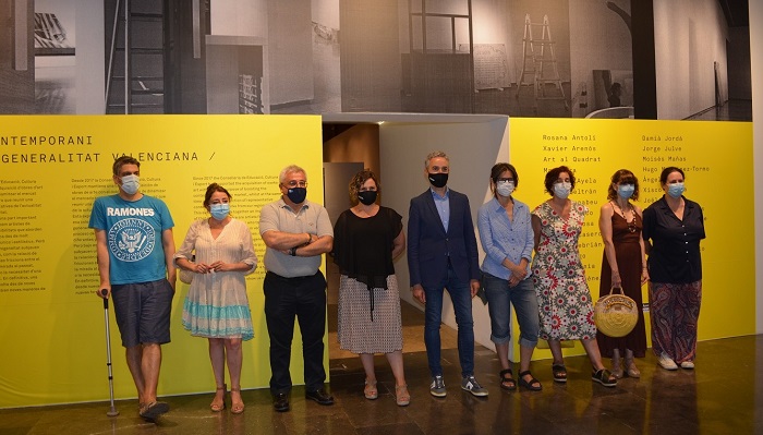 Los promotores de la exposición con artistas y responsables de las salas