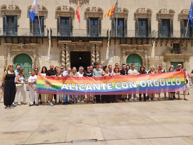 Alicante despliega la pancarta LGTBI y prepara la Semana del Orgullo