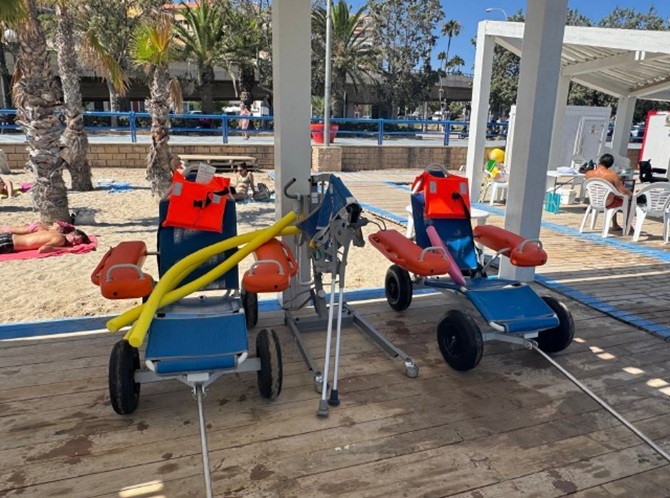 Alicante activa sus playas accesibles hasta el 15 de septiembre con 14 monitores