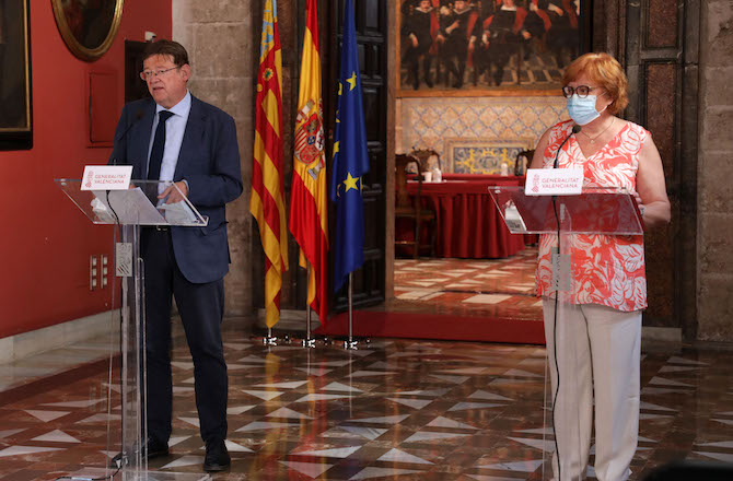 Ximo Puig, junto a Ana Barceló, en su comparecencia.