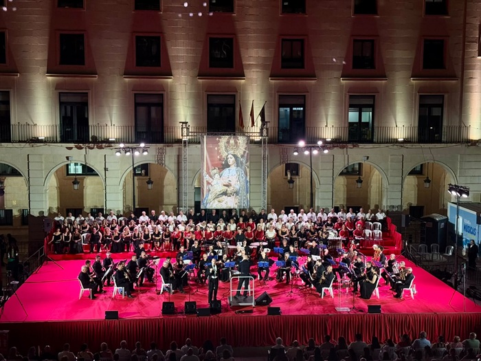 La Alborada reúne a más de un millar de personas en la plaza del Ayuntamiento