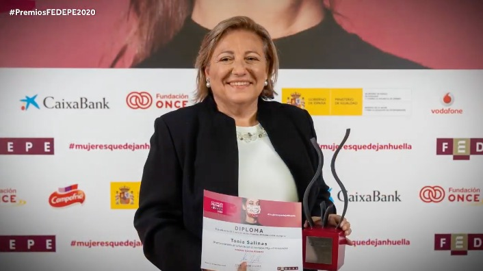 Tonia Salinas recibe el Premio FEDEPE - ALICANTE PRESS