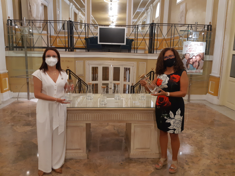 Amelia Navarro, directora de desarrollo sostenible de AMAEM y Mª Dolores Padilla, subdirectora del Teatro Principal - ALICANTE PRESS