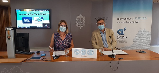 Mari Carmen de España, concejal de empleo y desarrollo y Javier Díez, director general de Aguas de Alicante