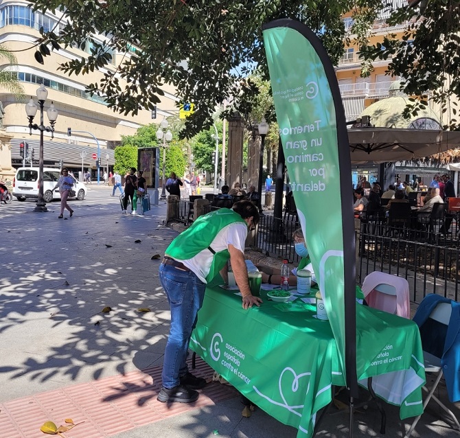 Voluntarios de la Asociación Española contra el Cáncer en Alicante