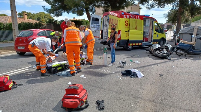 Muere un joven tras colisionar la moto en el barrio de Carolinas