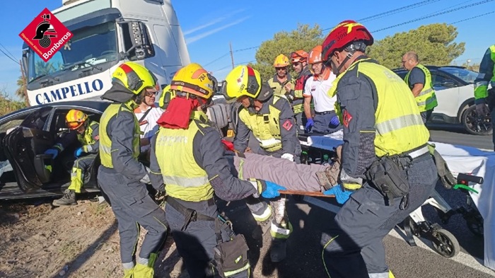 Herido un joven de 21 años tras chocar con un camión en Elche