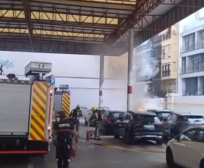 Susto en el parking de La Lonja por el incendio de un coche