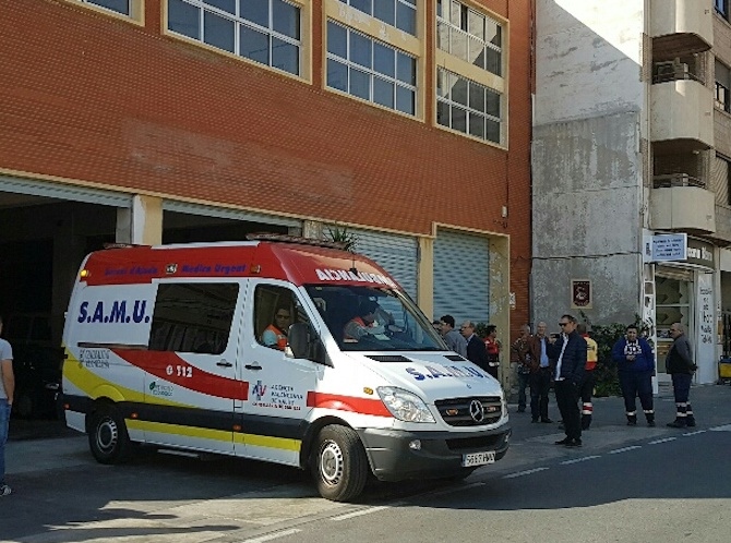 Policías de Alicante salvan a un turista tras sufrir una parada cardíaca en un autobús
