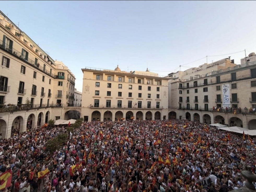 Miles de personas se concentran por Ceuta en la plaza del Ayuntamiento de Alicante