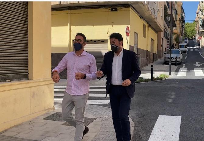 Luis Barcala junto a Adrián Santos, en Alicante.
