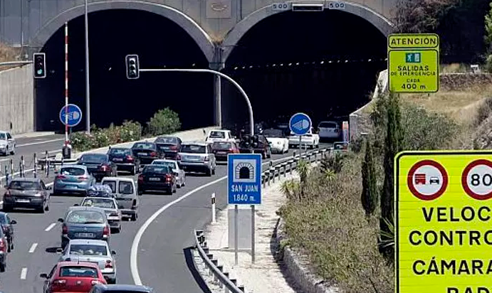Accidente múltiple provoca retenciones en el túnel de San Juan