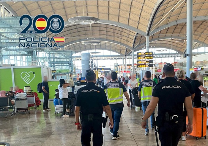 Arrestada en el Aeropuerto una joven por estafa haciéndose pasar por empleada de un banco