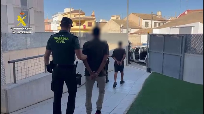 Un hombre apuñala a su víctima en pleno centro de Almoradí