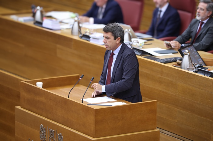 Mazón defiende en Les Corts que el plan de reconstrucción de la Generalitat es el único que garantiza ayudas rápidas y sin burocracia