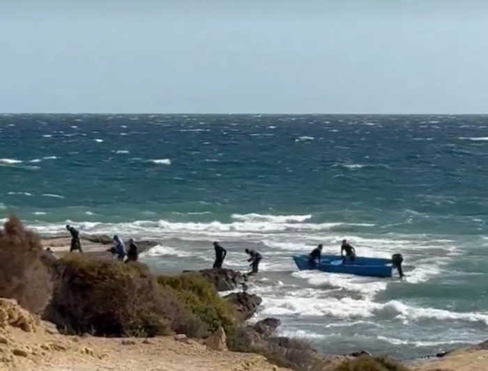 Ocho migrantes llegan en patera a Cabo Huertas - Domingo 5 de octubre