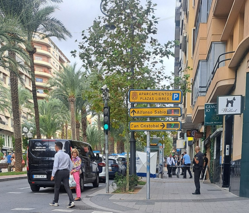 Fallece un hombre en la parada del autobús en pleno centro de Alicante