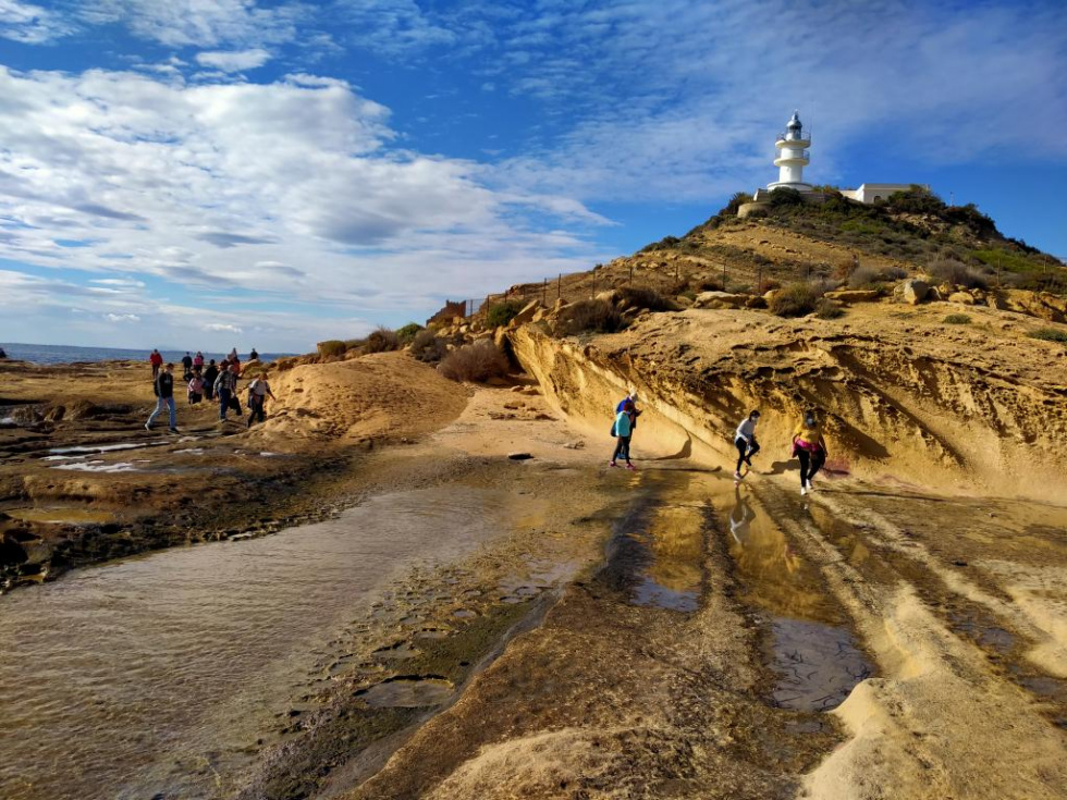 Vista del faro del Cabo de las Huertas y su entorno costero, en Alicante - Fotograf&iacute;a Ayto. Alicante