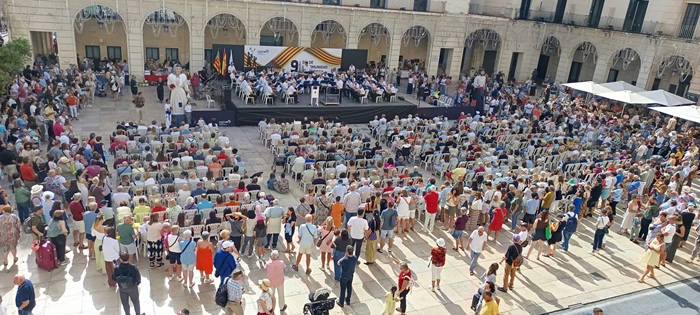 Alicante celebra el D&iacute;a de la Comunidad Valenciana con folclore, m&uacute;sica y fuegos artificiales