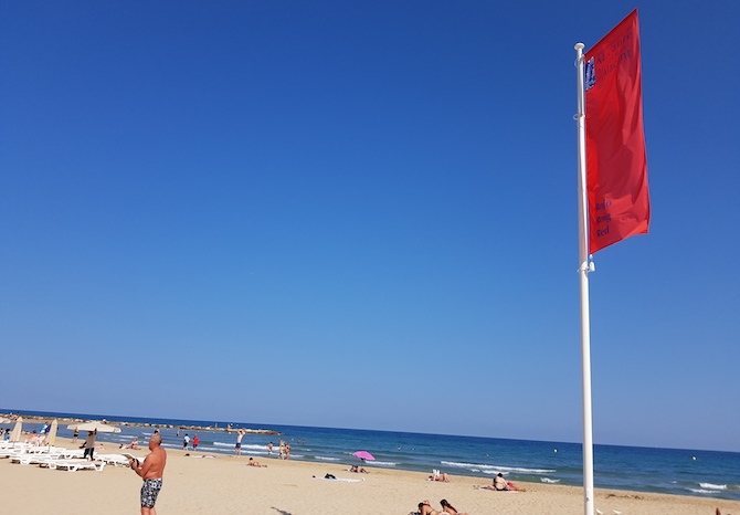 Dos jóvenes de 25 años mueren ahogados en una playa de Guardamar