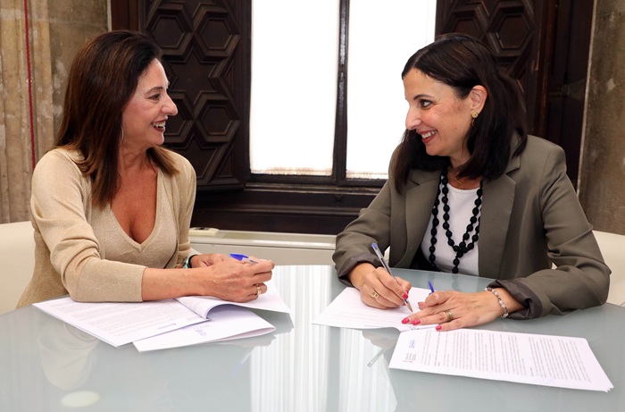 Rosal&iacute;a Mayor, presidenta de la Asociaci&oacute;n de Periodistas de Alicante, junto a Bel&eacute;n R&iacute;os, directora general de Comunicaci&oacute;n Institucional