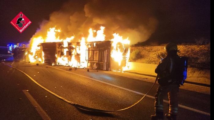 Trágico accidente en Villena: un camionero muere tras volcar e incendiarse su tráiler en la A-33