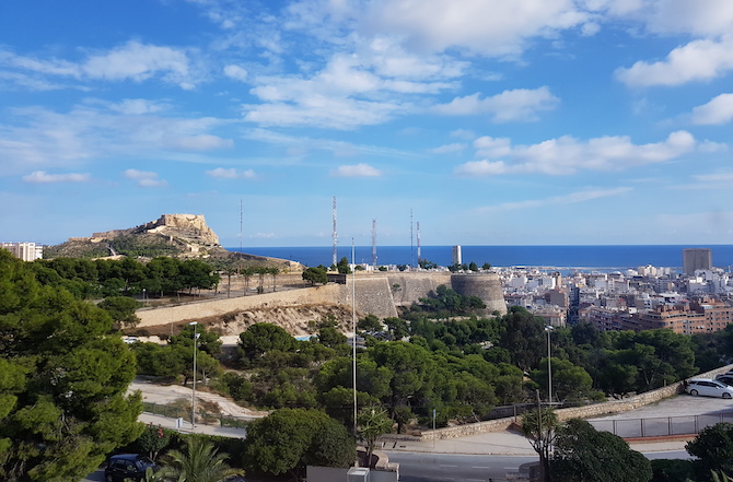 Antenas en el Castillo de San Fernando de Alicante.