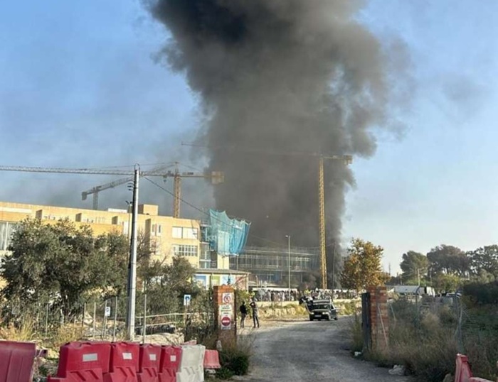 Un fuego en el Hospital Marina Baixa provoca una gran columna de humo
