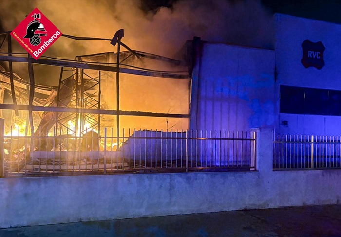 Incendio colosal arrasa una nave industrial en Elda