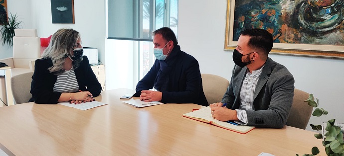 La vicealcaldesa Mari Carmen Sánchez (Cs), junto a Natxo Bellido y Rafa Más (Compromis)