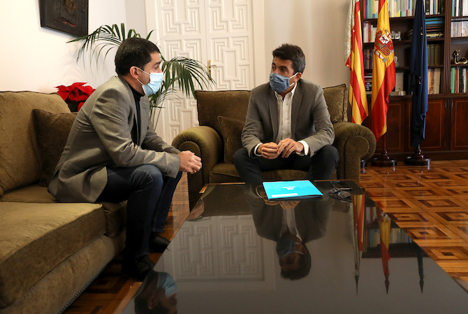 El presidente de la Diputación, Carlos Mazón, junto al portavoz del PSOE, Toni Francés. /AP