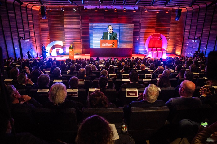 Carlos Baño durante su discurso en la 'Noche solidaria alicantina'