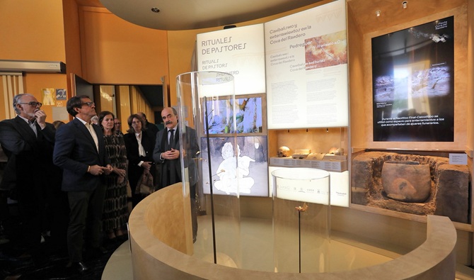 Restos de niños y rituales de hace 6.400 años centran la exposición del MARQ