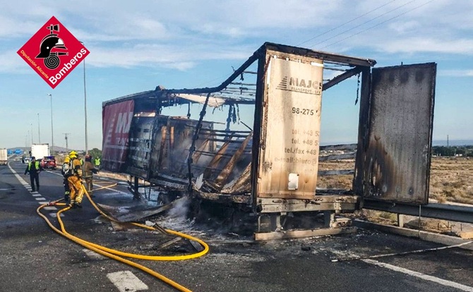 Explotan los neumáticos de un camión en la A-7 a la altura de Elche