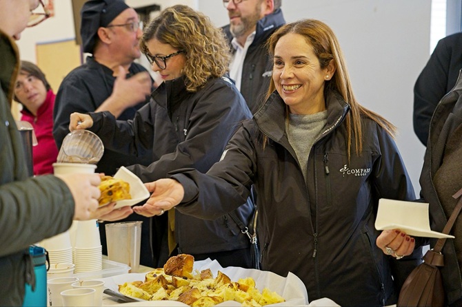 Un centenar de panettones solidarios endulzan la Navidad en Asprodis Alicante