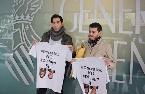 Jóvenes de NNGG del PP, en el edificio Prop de Alicante.