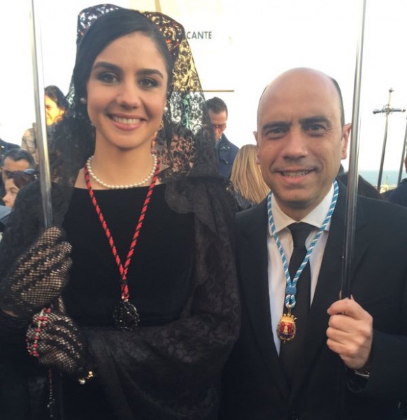 El alcalde, junto a la Bellesa del Foc, esperando la salida de Santa Cruz.