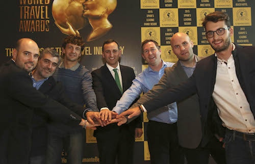 César Sánchez, con los representantes del Leicester.
