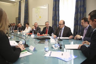 Acto de firma de la operación de tesorería de Suma.